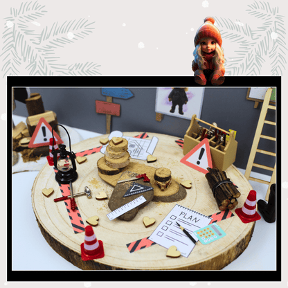 Wichtel-Baustellenszene auf Holzscheibe mit Bauplänen, Werkzeugkasten, Absperrband und Dekoherzen – liebevolle DIY-Wichtelwelt zum Ausdrucken und Dekorieren.