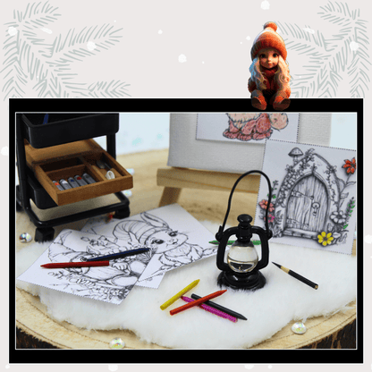 Nahaufnahme von liebevoll kolorierten Wichtel-Malvorlagen mit kleinen Farbstiften, DIY-Bastelset und Laterne – ideal für kreative Wintertage mit Kindern und Wichtelfans.