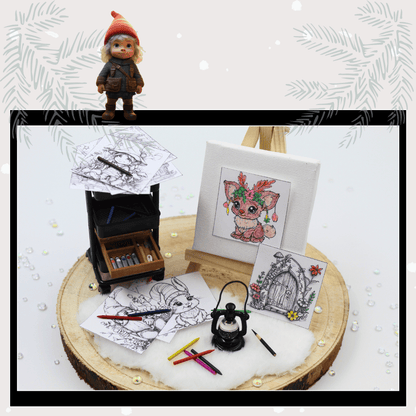 Mini-Staffelei mit ausgemalten Wichtel-Ausmalbildern, Bastelmaterialien und Farbstiften – kreative Szene mit DIY-Motiven für Kinder und Wichtelzeit, perfekt als Bastelidee zur Weihnachtszeit.