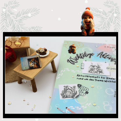 Detailaufnahme des Wichtel-Aktivitätenhefts mit buntem Cover, daneben ein Miniaturtisch aus dem Puppenhaus mit winzigem Wichtel-Buch und süßen Naschereien. Das Weihnachtswichtel-Set vermittelt Fantasie, Magie und Spaß rund um die Wichteltür und inspiriert Kinder zu eigenen Wichtel Briefen.