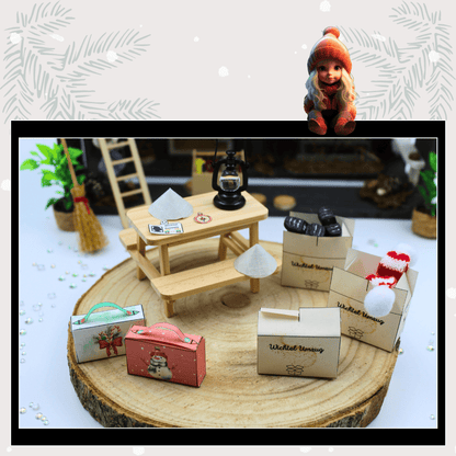 Detailreiche Puppenhaus-Szene mit Wichtel Umzugskoffern, Kartons und Wichtelzubehör – ein zauberhaftes Wichtelset für Weihnachten. Weihnachtswichtel bringen Magie und Freude, ideal für die Gestaltung einer Wichteltür, Adventskalender-Ideen oder Wichtelbriefe.