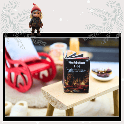 Ein Miniaturbuch „Wichteline Fine“ liegt auf einem kleinen Tisch vor einer roten Schaukel im Puppenhaus. Daneben stehen Schokoladenleckereien, Holzschuhe und eine gemütliche Szene voller Magie. Dieses liebevoll gestaltete Wichtelset bringt die Welt der Weihnachtswichtel, Wichtelbriefe und der geheimnisvollen Wichteltür direkt ins Puppenhaus und verzaubert als besonderes Wichtelzubehör für Weihnachten, Adventskalender und kreative Wichtel Sets.