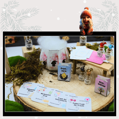 Nahaufnahme der Wichtel Magie im Puppenhaus: Der Weihnachtswichtel experimentiert mit Zauberzutaten wie Frostkern, Glühblätter und Glitzerstaub. Kleine Fläschchen, Karten und Mini-Accessoires machen die Szene zu einem einzigartigen Wichtelset. Ideal für Weihnachten, um die Wichteltür lebendig werden zu lassen und Wichtel Briefe oder Adventskalender liebevoll zu ergänzen.