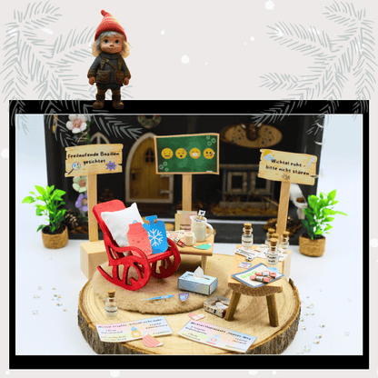 Eine detailreiche Szene im Puppenhaus zeigt einen Wichtel im roten Schaukelstuhl mit Wärmflasche, Tee und magischem Wichtelzubehör. Passend zu Weihnachten vermittelt die Miniatur-Szenerie mit Wichteltür, Heiltränken und Schildern die Magie der Wichtelzeit und lädt Kinder zu fantasievollen Geschichten mit Wichtelbriefen und Adventskalender-Ideen ein.
