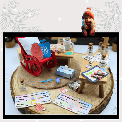 Nahaufnahme eines Puppenhaus-Sets mit Wichtelzubehör: Miniatur-Medikamente, Husten-Saft, Tropfenfläschchen und Wichtel Briefe sind liebevoll arrangiert. Der Weihnachtswichtel wird in dieser Szene durch kleine Details wie Taschentücher, Tassen und Magie-Fläschchen lebendig, perfekt für Adventskalender oder kreative Wichtel Sets.