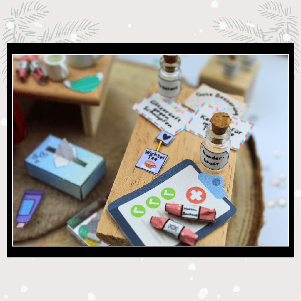 Miniatur-Fläschchen mit Etiketten wie „Wunderkraft“ und „Wichtel Tee“ stehen auf einem Holztisch im Puppenhaus. Diese magischen Details rund um Weihnachten und den Weihnachtswichtel zeigen, wie vielseitig Wichtelzubehör und Wichtelsets die Wichteltür-Geschichten mit Briefpapier und kleinen Wichtelbriefen bereichern können.