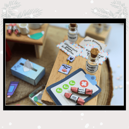 Miniatur-Fläschchen mit Etiketten wie „Wunderkraft“ und „Wichtel Tee“ stehen auf einem Holztisch im Puppenhaus. Diese magischen Details rund um Weihnachten und den Weihnachtswichtel zeigen, wie vielseitig Wichtelzubehör und Wichtelsets die Wichteltür-Geschichten mit Briefpapier und kleinen Wichtelbriefen bereichern können.